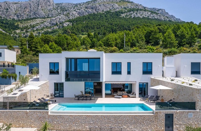Pet friendly home in Omis with sauna