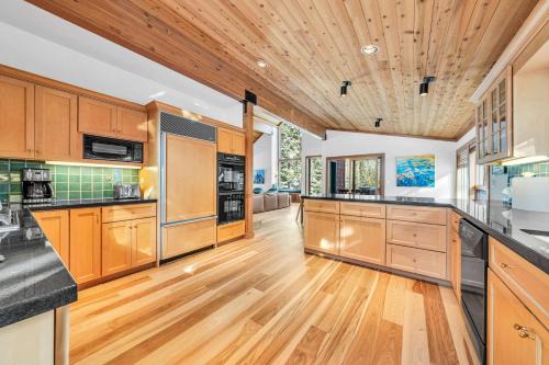 Pet-Friendly Home, Deck, 1 Mile to Alpine Meadows