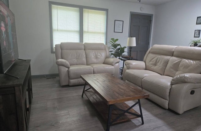 Pet friendly home & yard with pond, near golf