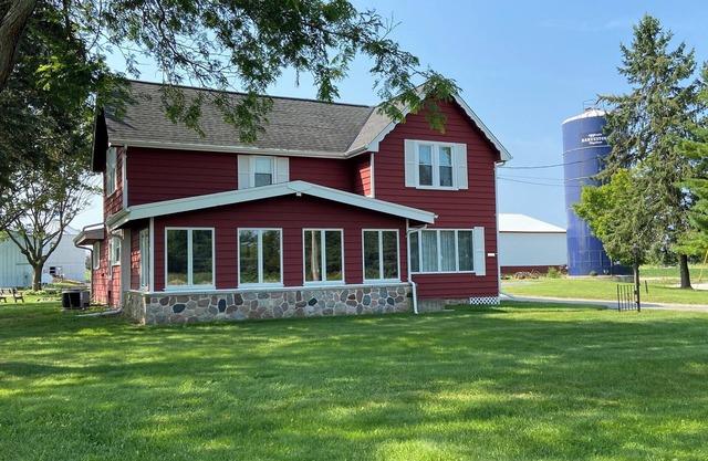 Pet-friendly, Kid-friendly Farmhouse near Holy Hill, Ice Age Trail, State Forest