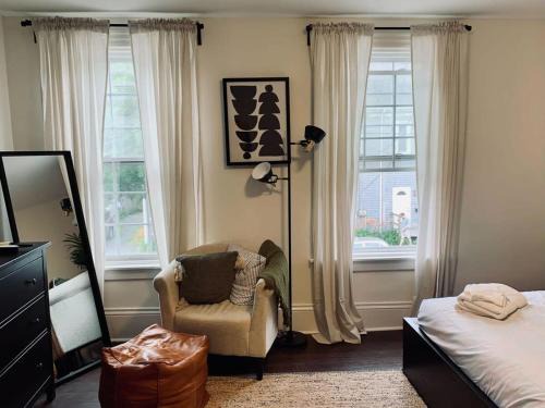 Pet-Friendly Lovely Studio #2 at Doggy Digs, Balcony