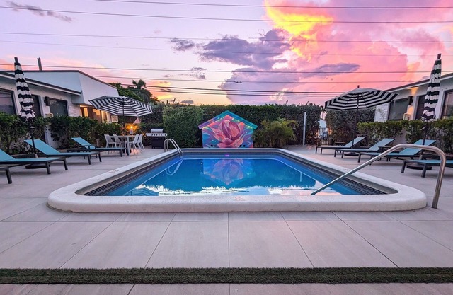 Pet Friendly One Bedroom Beach Walk | Sleeps up to 5