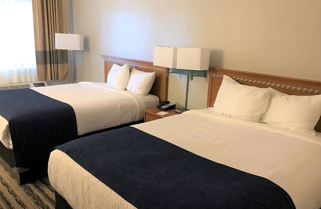 Pet-Friendly Property Minutes to Window Rock! W/Pool & Hot Tub, FREE Breakfast!