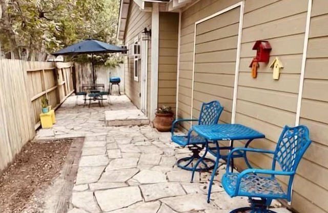 Pet Friendly - Quaint Seguin Cottage - Convenient to Downtown
