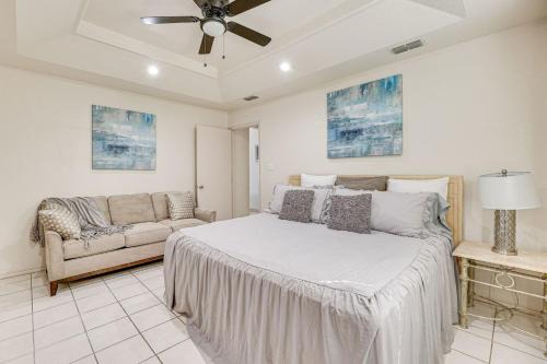 Pet-Friendly San Juan Home with Private Yard and Grill