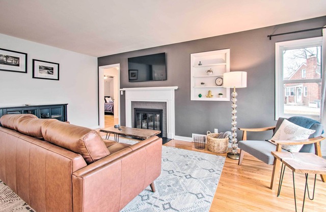 Pet-Friendly Uptown Normal Home: Steps to ISU