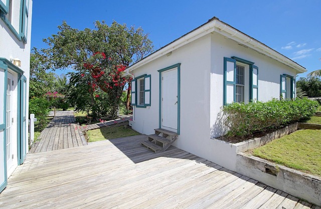 Petite Hillside Cottage on Private Estate w/Pool
