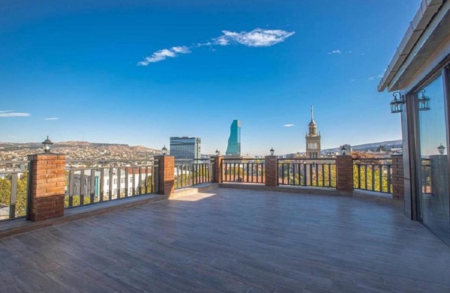 Peto's Huge furnished terrace