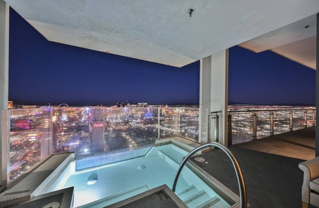PH57th Floor Luxury Penthouse | StripView/Jacuzzi