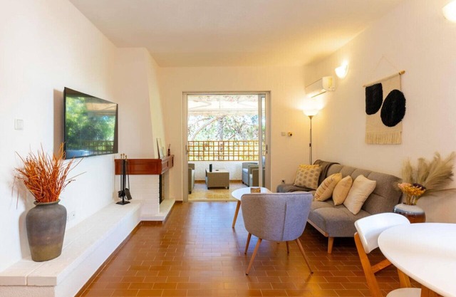 Phaedrus Living: Saronida Seaside Flat
