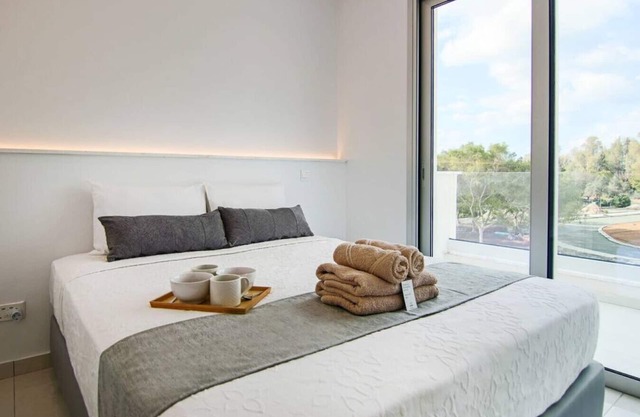 Phaedrus Living Seaside Executive Flat Harbour 208