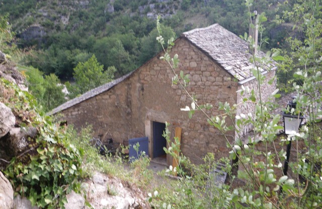 Picturesque house situated on the river 'Tarn'.