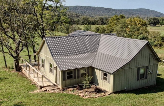 Picturesque perch next to the Mulberry River with instant access to Oark AR!