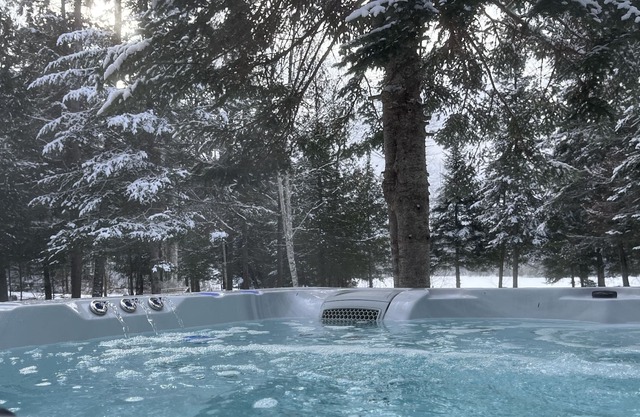 Piece of Paradise on Lac Long with hot tub/ Spa