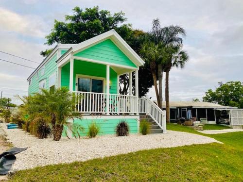 Pinecraft Tiny Home 'Green Parrot '