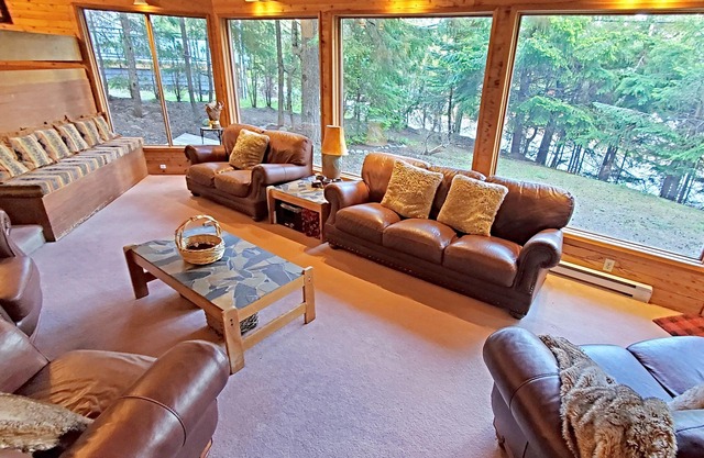 PINETREE CHALET Whistler: 4-bd; lodge decor; vaulted cedar rooms