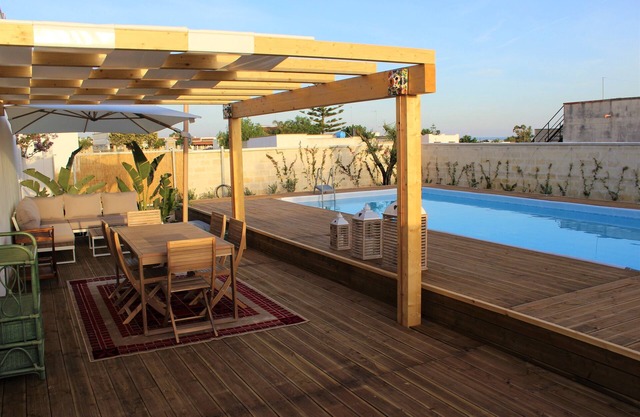 Pink Cottage. Finely furnished studio apartment with garden, patio and pool.