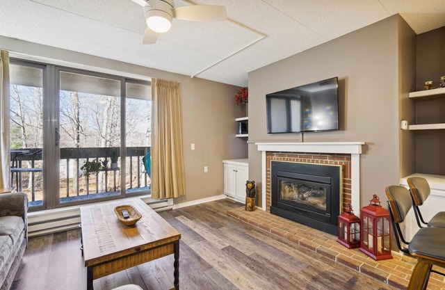 Pinnacle B12 beautiful one-bedroom close to the base of Killington with shuttle to the slopes everyday of the week. The outdoor pool, hot tub and tennis courts are open during summer only.