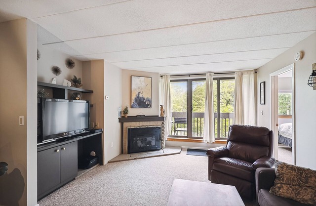 Pinnacle F08 Cozy, charming and renovated offering shuttle to the slopes everyday of the week. Pinnacle F08 The outdoor pool, hot tub, and, tennis courts are open during summer only.