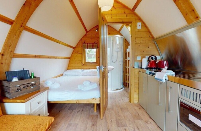 Pippin Delightful en-suite wigwam with hot tub