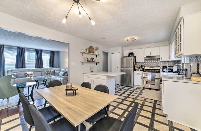 Pittsburgh Retreat w/Deck ~ 4 Mi to Dtwn!