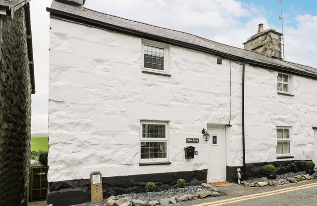 PLAS ARENIG, with open fire in Trawsfynydd