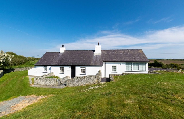 Plas Bach - Three Bedroom House, Sleeps 5