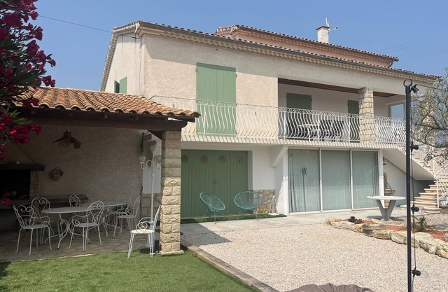 Pleasant air-conditioned house with view of Mont Ventoux and Dentelles de Montmirail