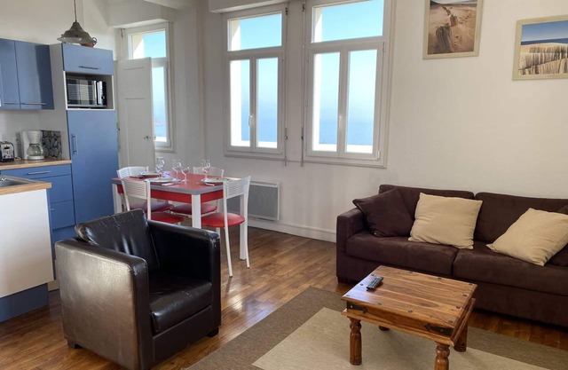 Pleasant golf and sea view apartment for 3 people