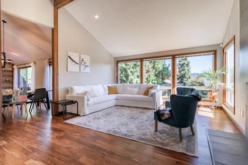 PNW Contemporary Retreat near Lake Sammamish