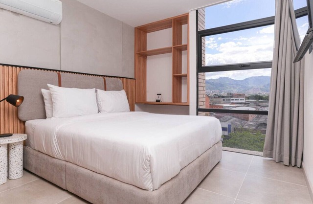 Poblado 1BR Flat - Jacuzzi + Digital Nomad Space