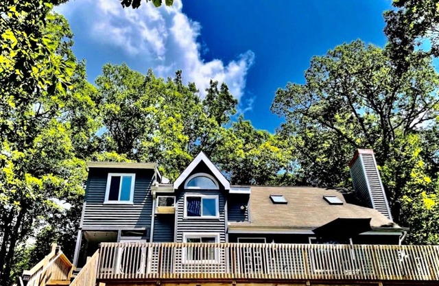 Pocono Mtn Lofthouse! 4BR Fireplace Firepit Gas BBQ 4Season Comm Pools Amenities