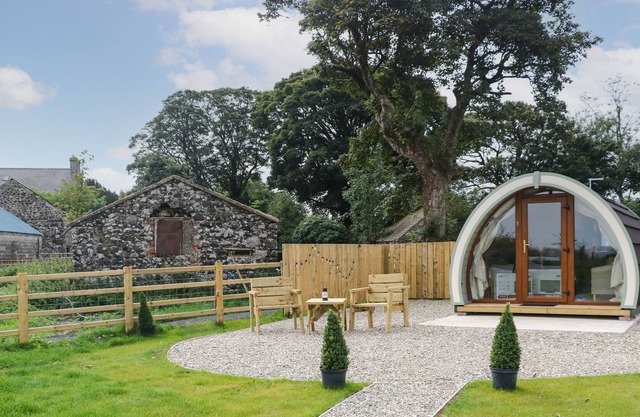 POD 1, romantic, with hot tub in Ballycastle