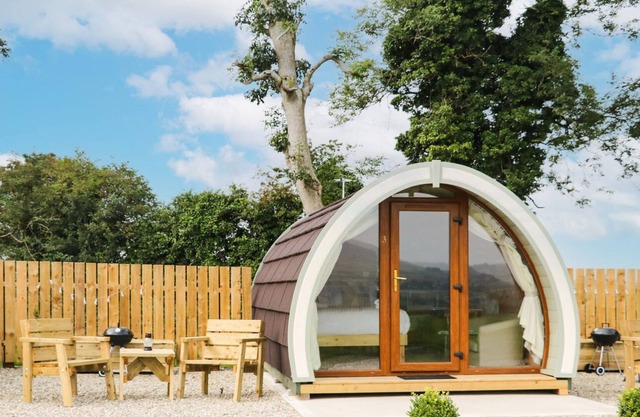 POD 3, romantic, with hot tub in Ballycastle