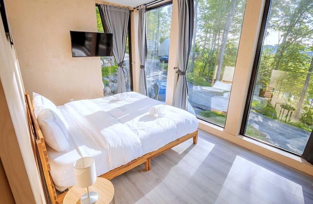 Pod at Bel Air - Ideal for Friends/Family - Private Jacuzzi & Sauna - Bbq