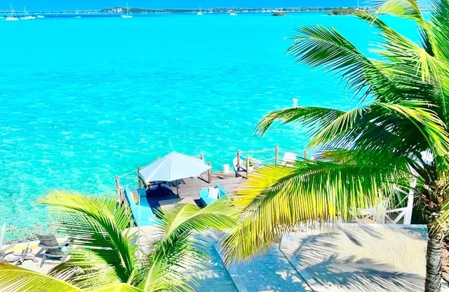 Point of View: Oceanfront 4bd 4.5ba Luxury Villa w Dock in February Point, Exuma