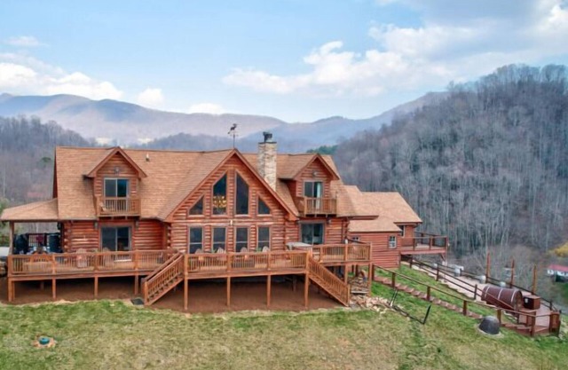 Ponderosa 1887 - 300 degree views, 3 ensuites, hot tub, pool table