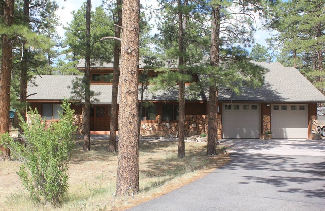Ponderosa Pines Lodge, Beautiful and Spacious Home, Pet friendly, sleeps 13