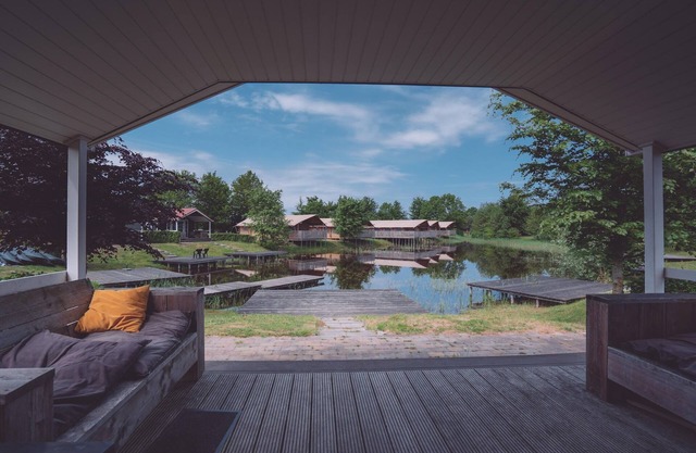 Pondside Stay w/Kitchen