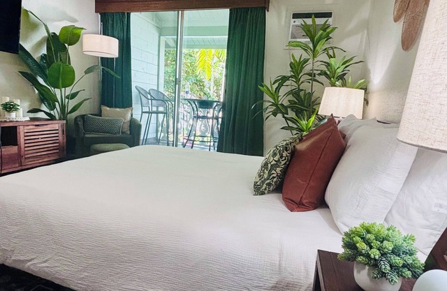 Pool and Hot Tub - Romantic and Luxe Walkup Studio in the heart of Kailua-Kona