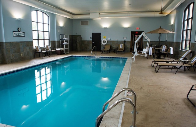 Pool. Free Breakfast. Studio Near U of Kentucky.