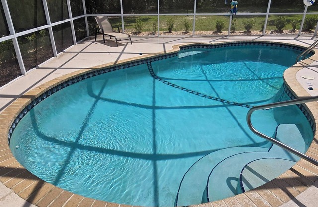 Pool house fits 8 comfortably, 2 living rooms, close to rivers, ocean, springs
