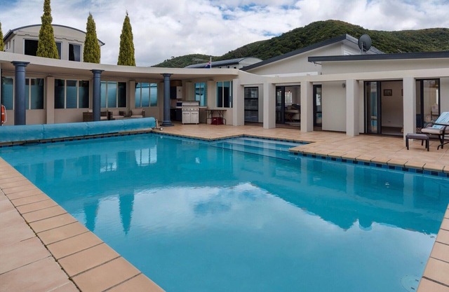 Poolside Retreat - Picton Holiday House (Waikawa)