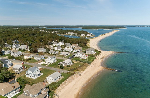 Popponesset Beach House-3 bedroom, sleeps 6, A/C, 2 baths, one back from beach.
