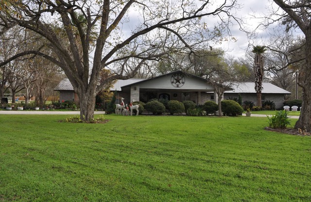 Popular large river home pool, pickelball, basketball, volleyball, nice area