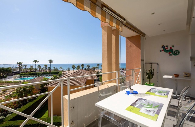 Port FREJUS T3 70m2 double garage Sea view Direct access to the beach Swimming pool A dream stay for 4 privileged people