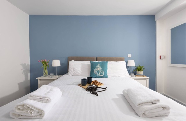 Portheras, B&B - a hotel room that sleeps 2 guests in 1 bedroom