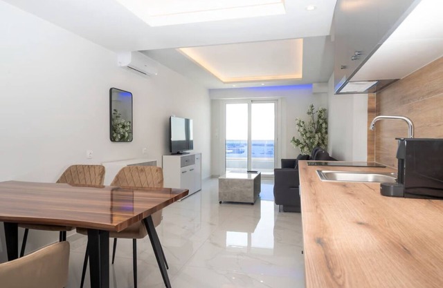 Poseidon 1 : Seaside 2nd-Floor Retreat with Sea View near the beach!
