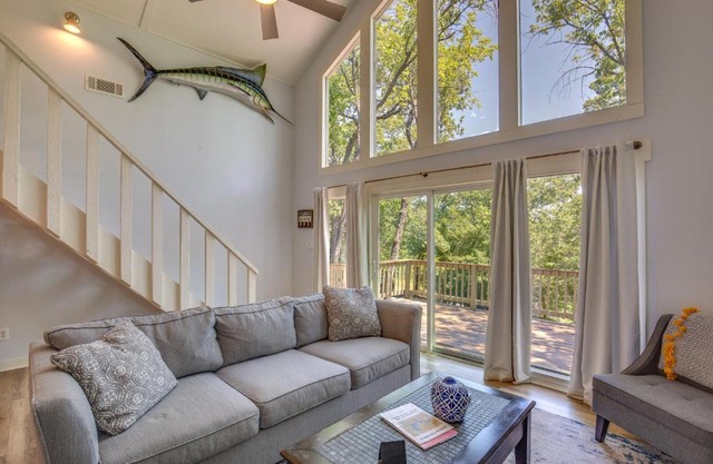 Pottsboro Cabin with Deck - 1 Mile to Lake Texoma!