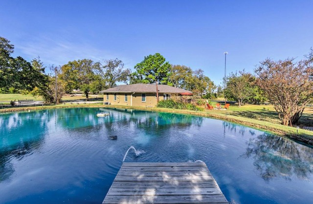Pottsboro Home on 2 Acres with Hot Tub, Near Marina!